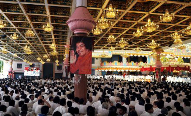 Devotees wait to pay homage after the final rituals of the burial of Hindu guru Sathya Sai Baba in the village of Puttaparthi. (Photo: AFP/File) Devotees wait to pay homage after the final rituals of the burial of Hindu guru Sathya Sai Baba in the village of Puttaparthi. (Photo: AFP/File)
